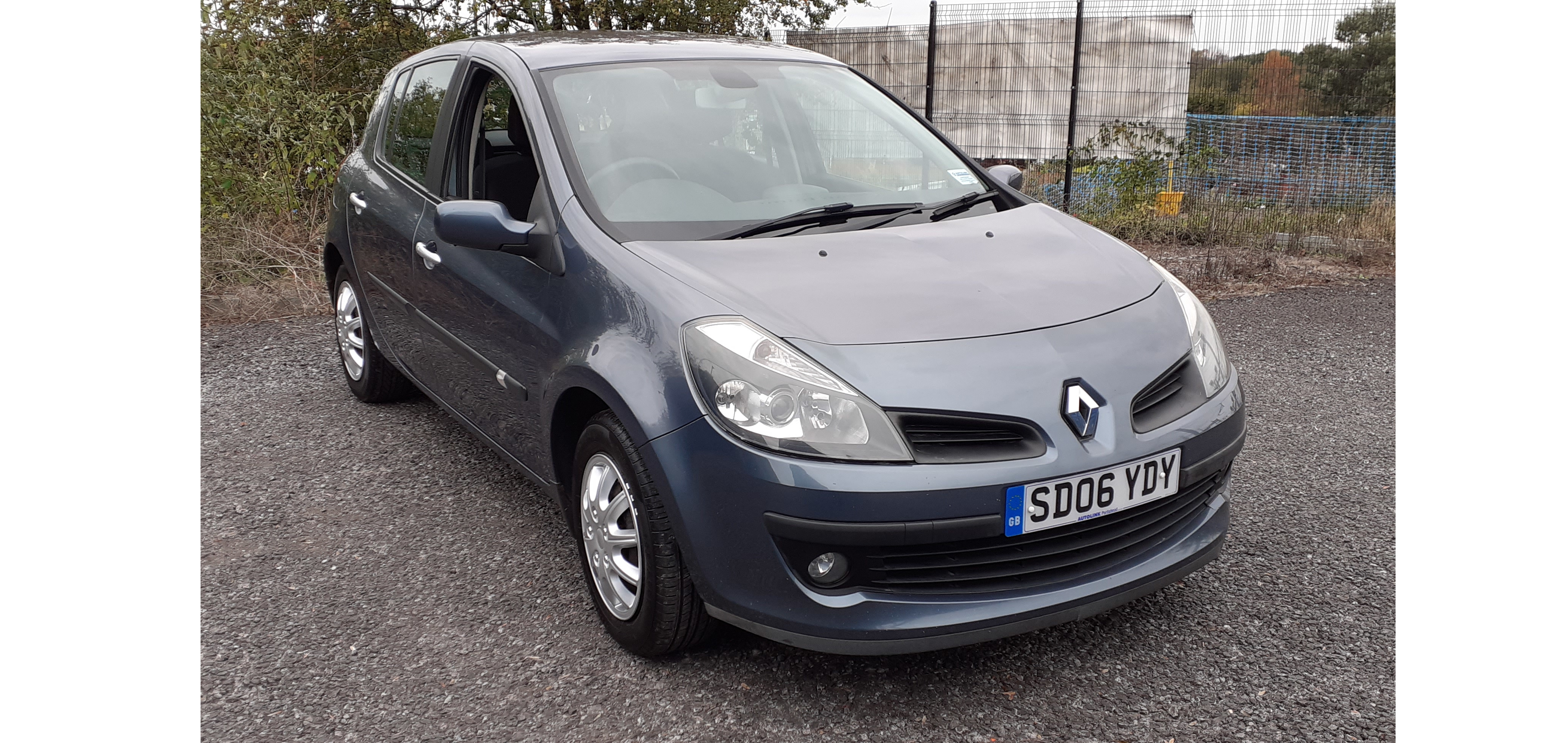 2006 Renault Clio Dynamique 5 door hatchback Manual 1.4, 16V petrol 12 months MOT