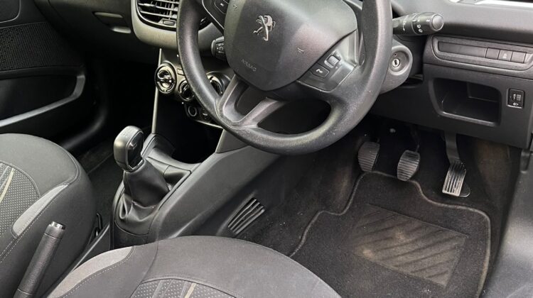 Peugeot 208 1.0 VTi Active White 2013 (63)