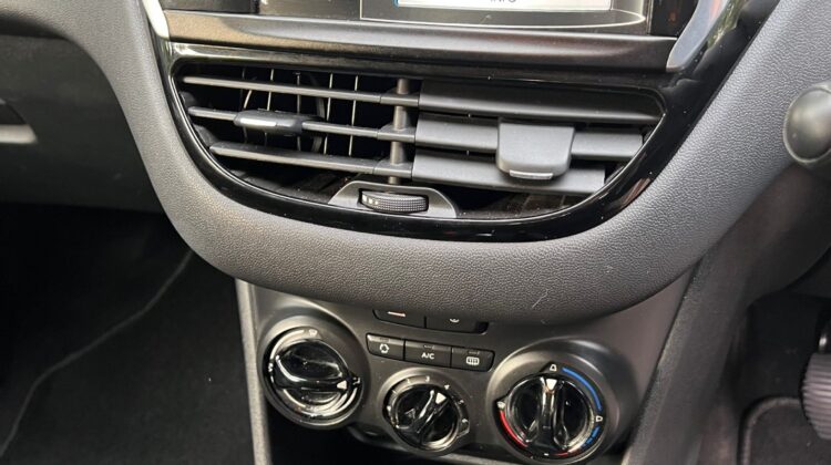 Peugeot 208 1.0 VTi Active White 2013 (63)