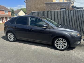 FORD FOCUS 1.6 ZETEC PETROL HATCHBACK. 5 DOOR